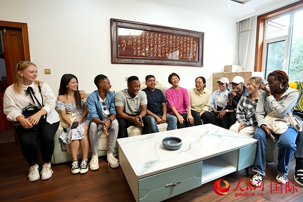 選手們在村民王小留家中做客。人民網(wǎng) 盧鵬宇攝