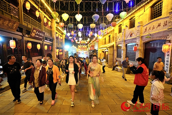 選手體驗(yàn)古城巡游。人民網(wǎng) 盧鵬宇攝