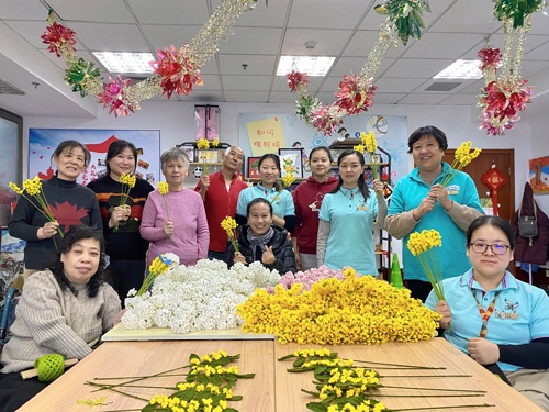 唐占鑫帶領(lǐng)團(tuán)隊(duì)為2022年北京冬奧會(huì)和冬殘奧會(huì)制作頒獎(jiǎng)花束。受訪者供圖