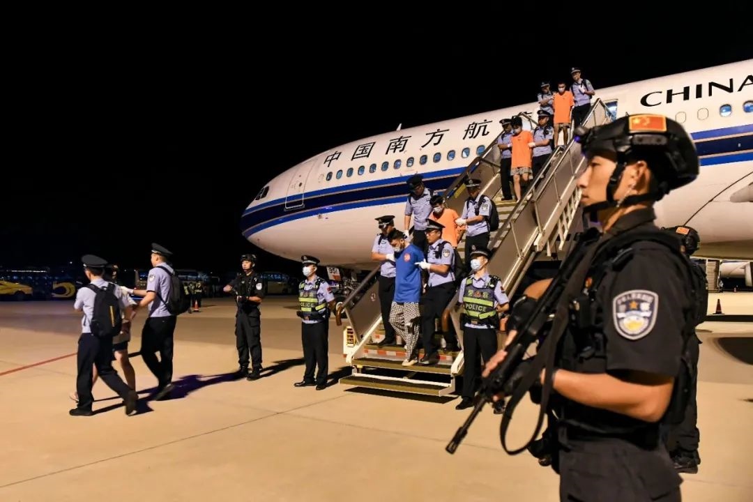 153名實施跨境裸聊敲詐的犯罪嫌疑人從印度尼西亞被押解回國。公安部供圖