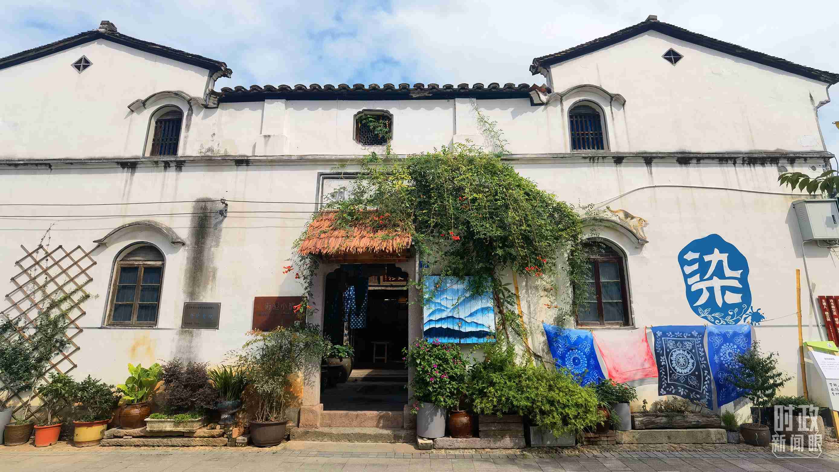 △李祖村的藝術(shù)染坊。（總臺(tái)央視記者周志國(guó)拍攝）