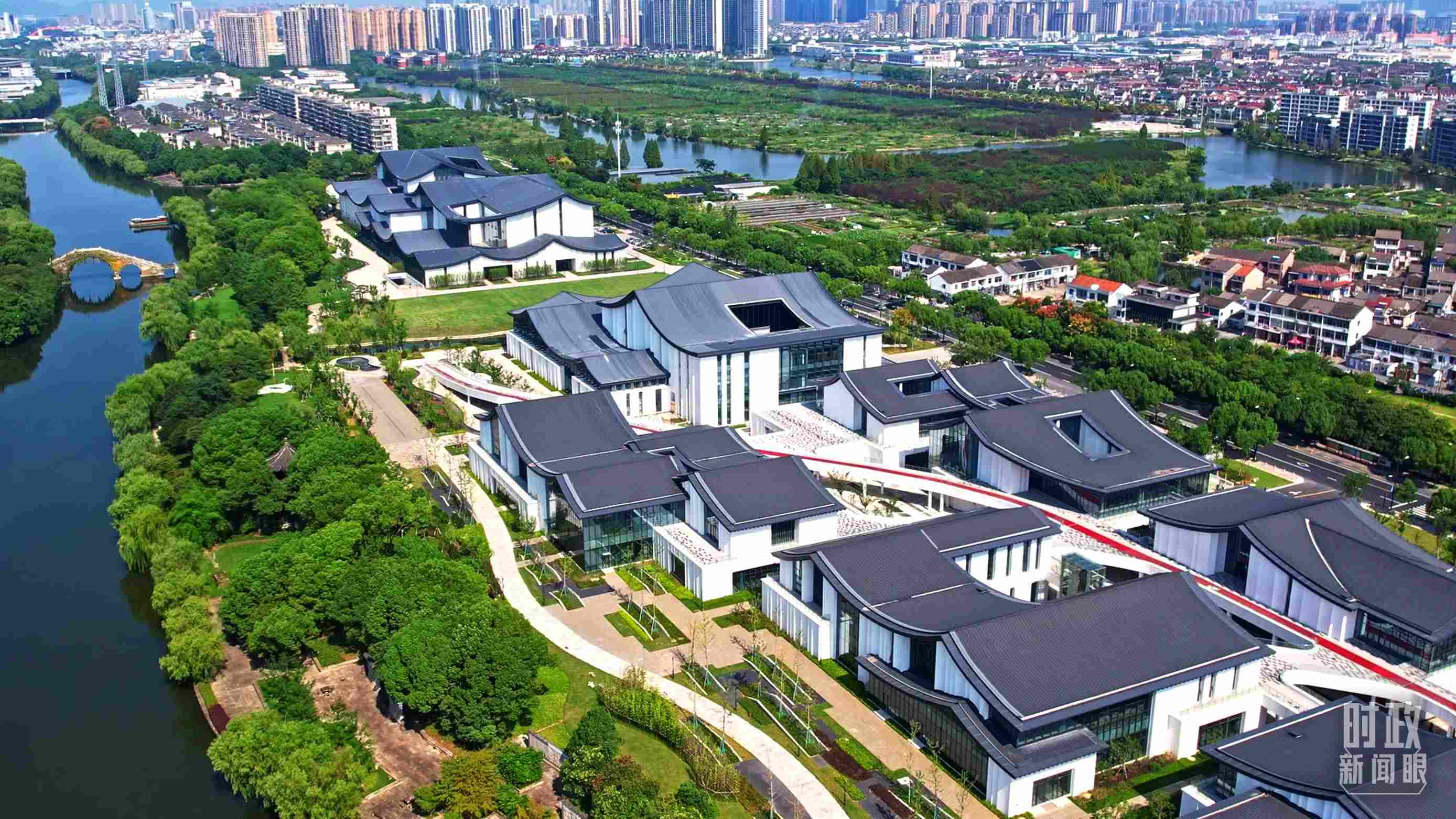 △臨河而建的浙東運(yùn)河文化園。（總臺(tái)央視記者范凱拍攝）