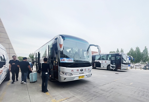 旅客準(zhǔn)備乘坐免費(fèi)擺渡車前往正定機(jī)場(chǎng)。人民網(wǎng)記者 喬雪峰攝
