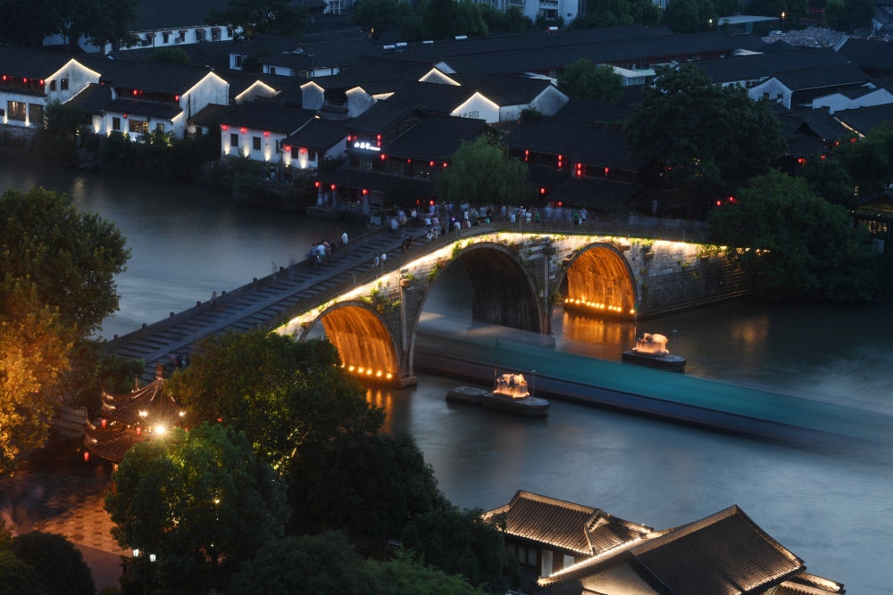 一艘貨船經(jīng)過京杭大運河杭州段的標志性建筑拱宸橋。