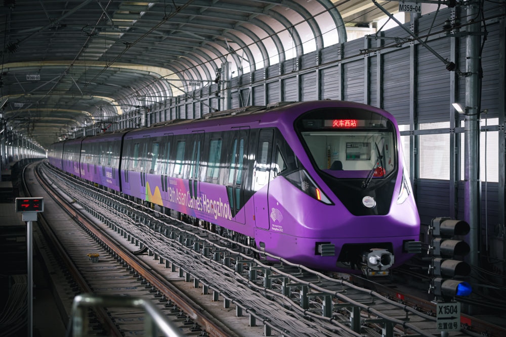 從杭州火車西站出發(fā)，地鐵19號線貫穿杭州火車東站、杭州蕭山機場，“亞運號”地鐵專列運行在這條線路上。