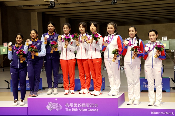 9月24日，杭州亞運會射擊女子10米氣步槍團體賽頒獎儀式。人民網(wǎng)記者 胡雪蓉攝