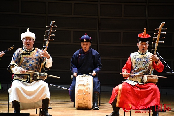 內(nèi)蒙古藝術(shù)劇院表演的《草原頌》劇照。人民網(wǎng)記者 殷淼攝