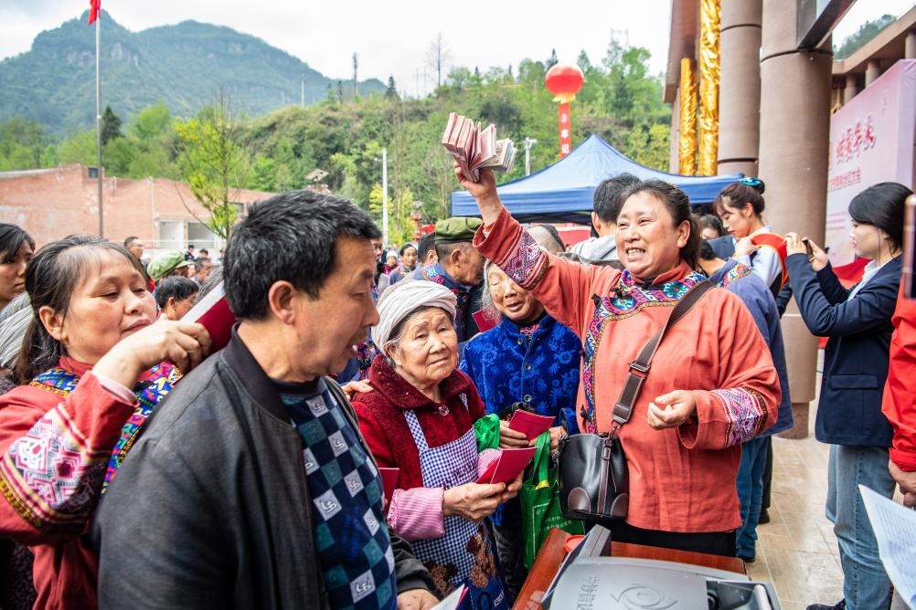 4月13日，在華溪村第五屆分紅大會上，村民在排隊領取分紅。新華社記者 唐奕 攝