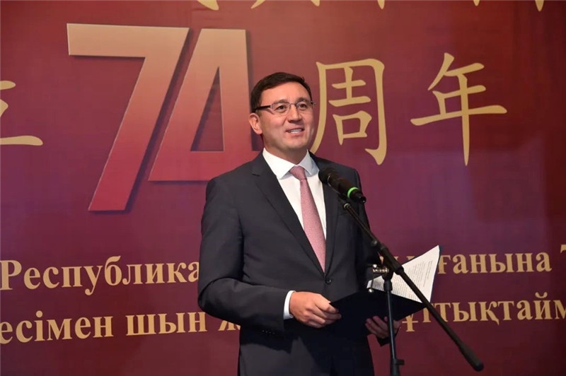 圖為哈外交部駐阿市代表布列格諾夫致辭。駐阿拉木圖總領(lǐng)館供圖