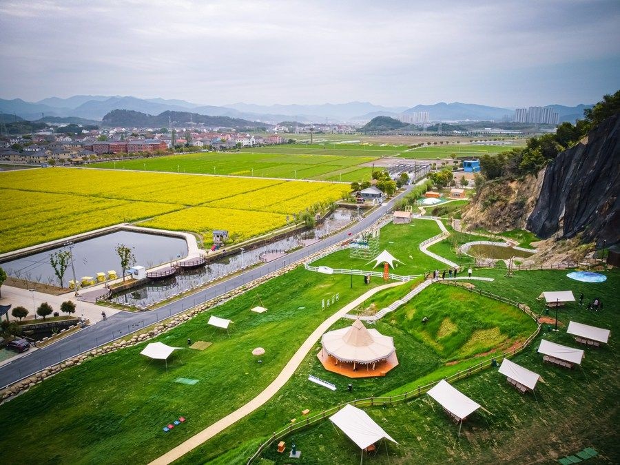  浙江省諸暨市楓橋鎮(zhèn)杜黃新村用廢棄礦山改造的露營旅游地（2023年3月29日攝）。