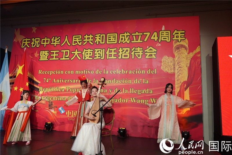 圖為招待會(huì)現(xiàn)場(chǎng)中國(guó)傳統(tǒng)樂(lè)器演奏和舞蹈展示。人民網(wǎng)記者 許放攝