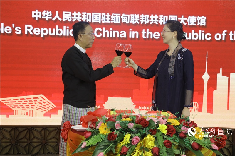 圖為曹靜臨時代辦與溫欣副總理祝酒。人民網(wǎng)記者 謝佳君攝