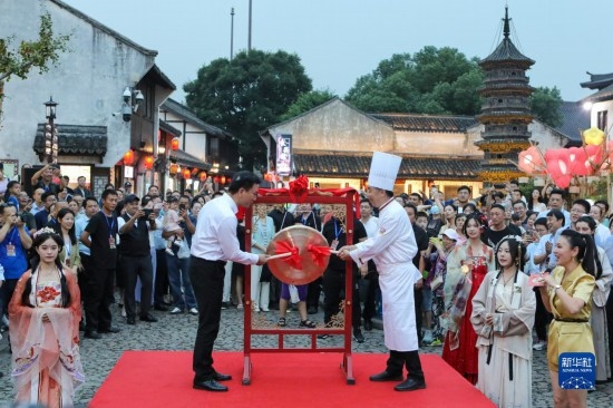 9月27日拍攝的2023年南翔國(guó)潮大會(huì)暨第十七屆上海南翔小籠文化展開(kāi)幕儀式現(xiàn)場(chǎng)。