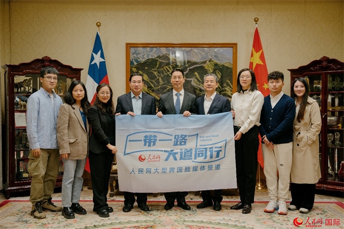 牛清報大使（中）與人民網、人民日報社記者合影。 人民網記者 張若涵攝