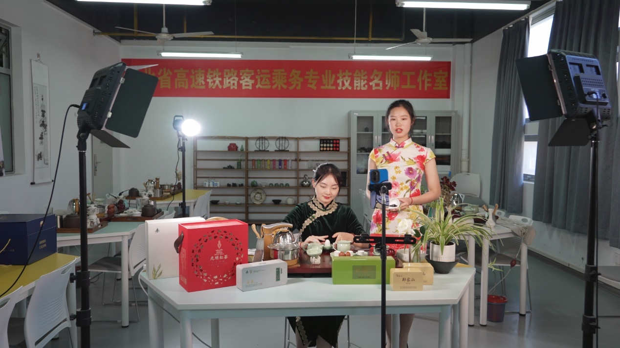 學(xué)生們正在直播。受訪單位供圖