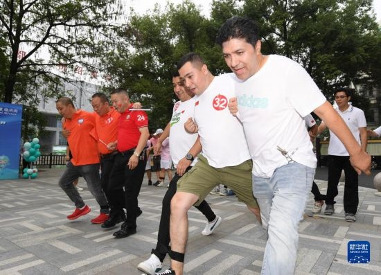 9月28日，在柯橋柯亭社區(qū)，各民族居民參加趣味運(yùn)動(dòng)會(huì)。