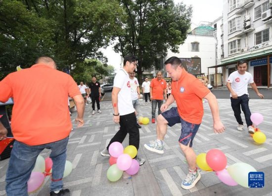 9月28日，在柯橋柯亭社區(qū)，各民族居民參加趣味運(yùn)動(dòng)會(huì)。