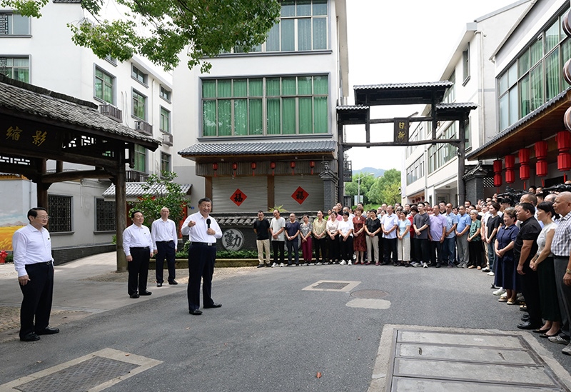 2023年9月20日，習(xí)近平在浙江省金華市義烏市后宅街道李祖村考察時(shí)，同群眾親切交流。