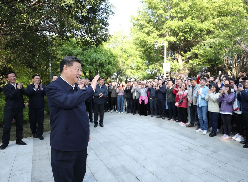 2021年3月24日，習(xí)近平在福建省福州市福山郊野公園考察時(shí)，向市民們招手致意。
