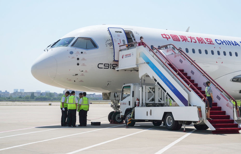 在上海虹橋國際機(jī)場停機(jī)坪拍攝的C919飛機(jī)（5月28日攝）。新華社記者 丁汀 攝