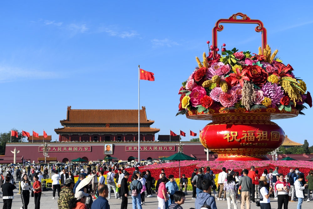 9月27日，市民游客在天安門廣場參觀“祝福祖國”巨型花籃。新華社記者 鞠煥宗 攝