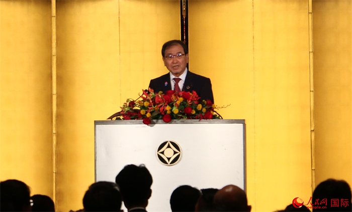 日本經(jīng)濟(jì)團(tuán)體聯(lián)合會(huì)會(huì)長(zhǎng)十倉雅和發(fā)表致辭。人民網(wǎng) 許可攝