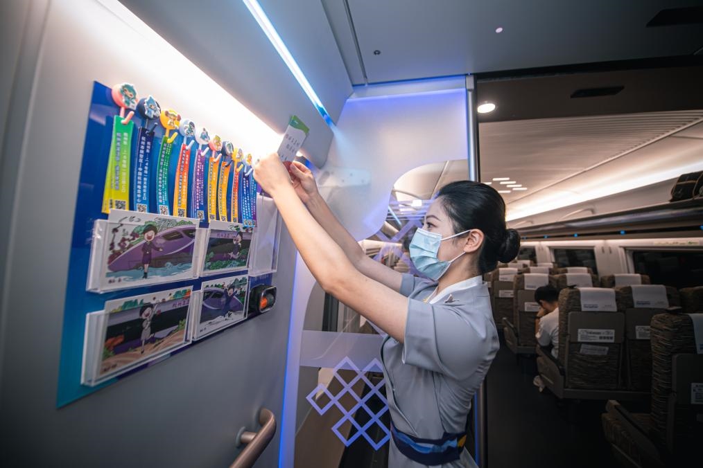 2023年9月16日，復(fù)興號亞運(yùn)智能動(dòng)車組列車正式載客運(yùn)營。新華社記者 江漢 攝