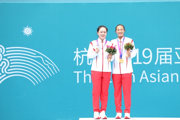 9月29日，鄭欽文(右)和朱琳在頒獎(jiǎng)儀式上合影。當(dāng)日，在杭州亞運(yùn)會(huì)網(wǎng)球女子單打決賽中，中國(guó)代表團(tuán)選手鄭欽文2:0戰(zhàn)勝隊(duì)友朱琳奪得冠軍。人民網(wǎng)記者 李乃妍攝