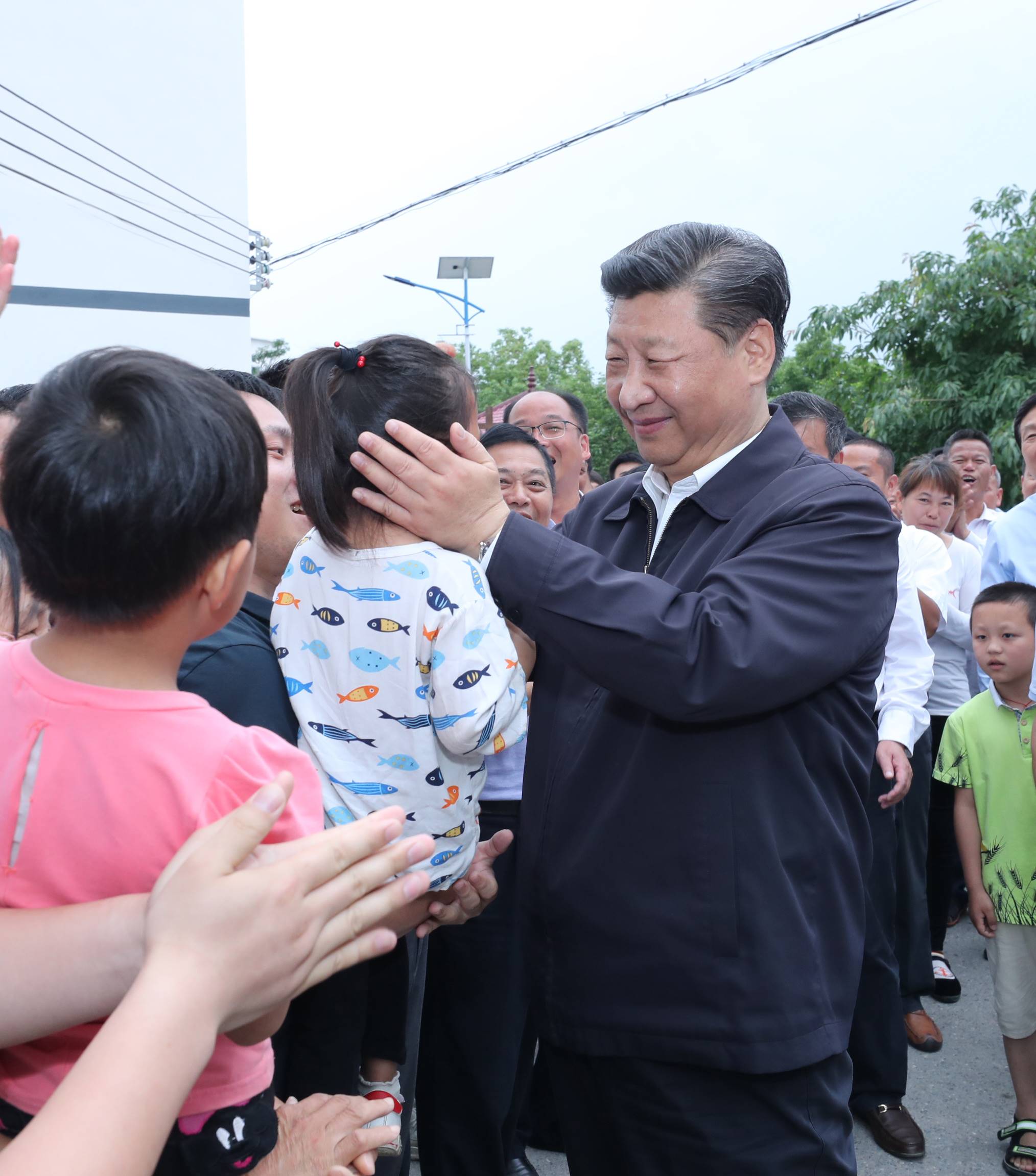 2019年5月20日，中共中央總書記、國家主席、中央軍委主席習近平深入贛南老區(qū)考察調(diào)研。這是習近平來到贛州市于都縣梓山鎮(zhèn)潭頭村親切看望老區(qū)群眾。新華社記者 鞠鵬 攝