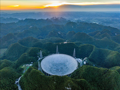 “中國天眼”全景（維護(hù)保養(yǎng)期間拍攝）。新華社記者 歐東衢 攝
