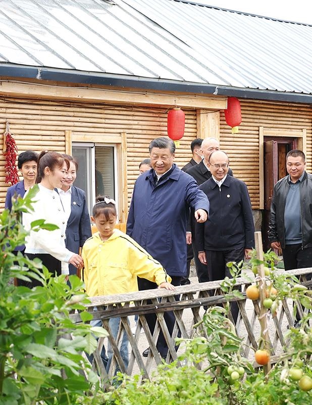 △2023年9月6日，習近平總書記在黑龍江漠河市北極村村民史瑞娟家的民宿小院考察。