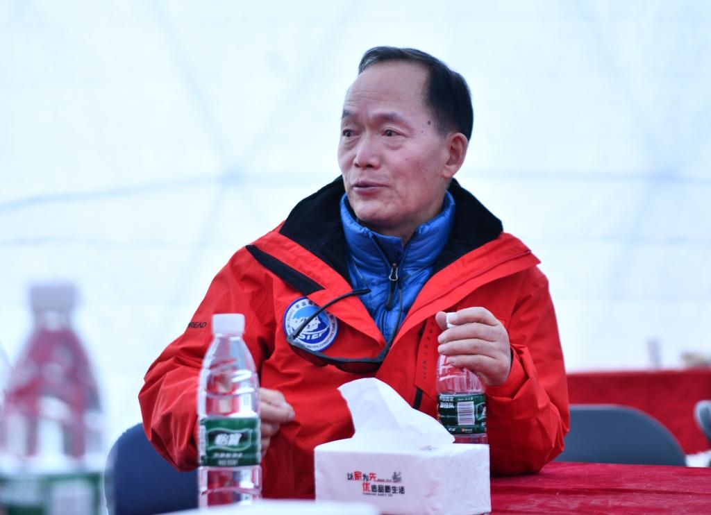 中國科學(xué)院院士、第二次青藏科考隊隊長姚檀棟在卓奧友峰登山大本營（9月29日攝）。新華社記者晉美多吉 攝
