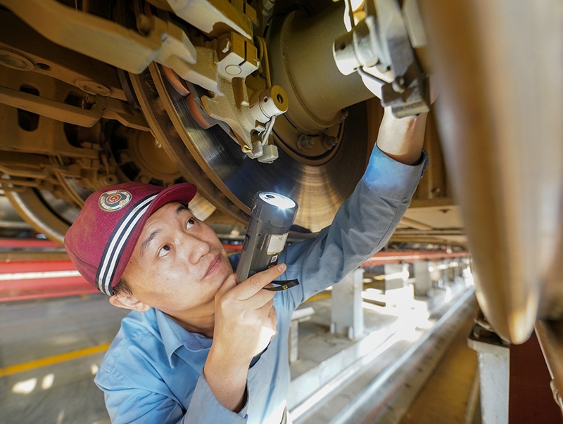 陳浦燕在對(duì)入庫動(dòng)車組進(jìn)行巡檢作業(yè)。受訪者供圖