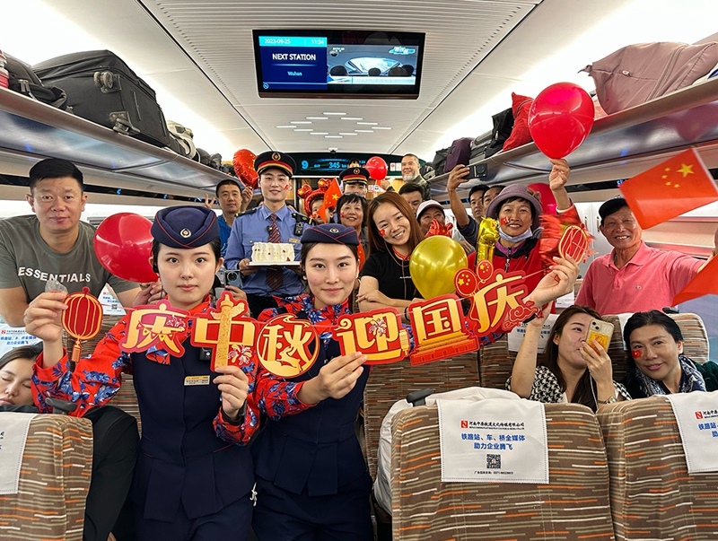 孫柄全與班組人員、旅客共同“慶中秋，迎國慶”。受訪者供圖