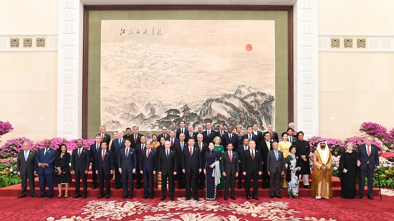 2019年4月26日，習(xí)近平主席和夫人彭麗媛在北京人民大會(huì)堂舉行宴會(huì)，歡迎出席第二屆“一帶一路”國(guó)際合作高峰論壇的外方領(lǐng)導(dǎo)人夫婦及嘉賓。這是習(xí)近平和彭麗媛同外方領(lǐng)導(dǎo)人夫婦及嘉賓合影留念。