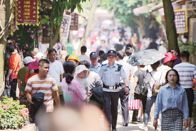 李莊派出所民警在古鎮(zhèn)景區(qū)巡邏。胡澎攝