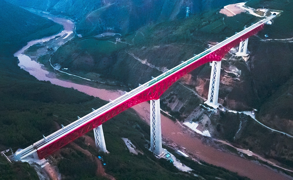 中老鐵路首發(fā)列車駛過中國云南省元江哈尼族彝族傣族自治縣境內(nèi)的元江雙線特大橋（2021年12月3日攝，無人機(jī)照片）。