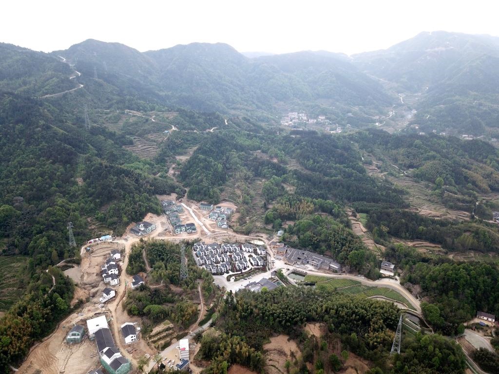 這是2020年4月16日拍攝的金寨縣大灣村村民新居（無(wú)人機(jī)照片）。新華社記者劉軍喜攝