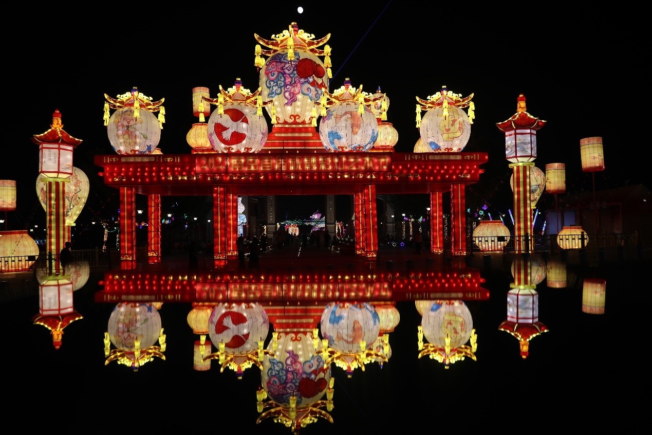 中秋國(guó)慶期間，南岳祝融文旅小鎮(zhèn)舉辦祝融花燈節(jié)。曹正平攝