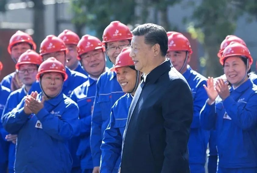 △2018年9月26日，習近平總書記來到中國一重集團，同工人親切交流。