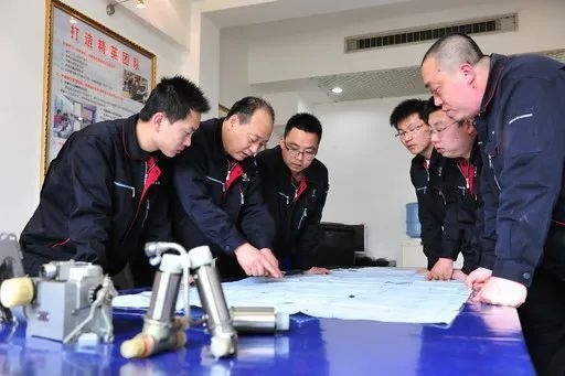△李志強（左二）與班組成員在研究工作。