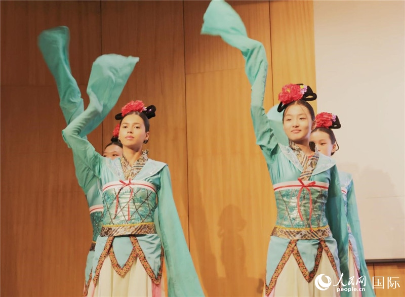 兩國文化志愿者共同表演中國傳統(tǒng)舞蹈。人民網記者 陳海琪攝