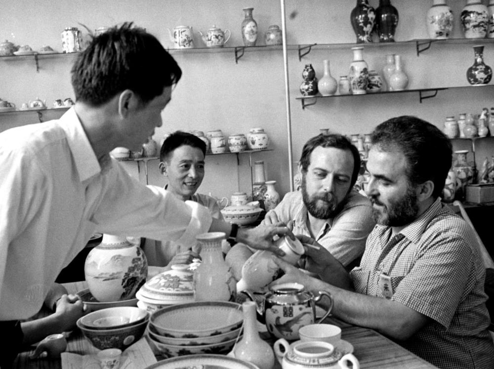 ↑ 在1978年的廣交會(huì)上，意大利客商在洽談選購景德鎮(zhèn)瓷器。