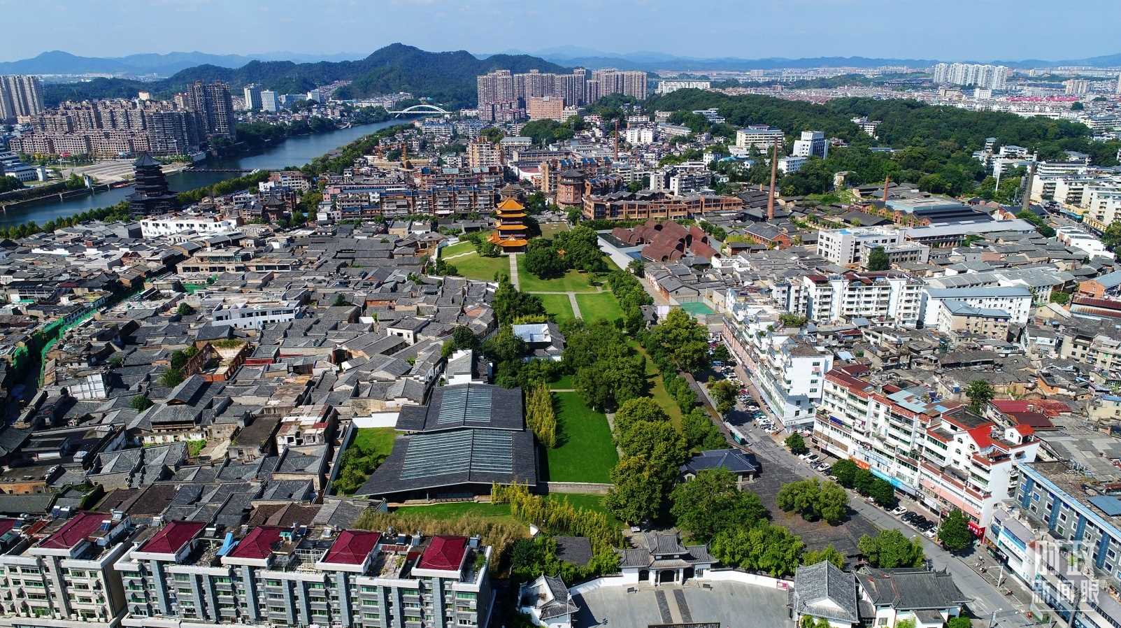 △景德鎮(zhèn)陶陽(yáng)里歷史文化街區(qū)俯瞰。（總臺(tái)央視記者范凱拍攝）