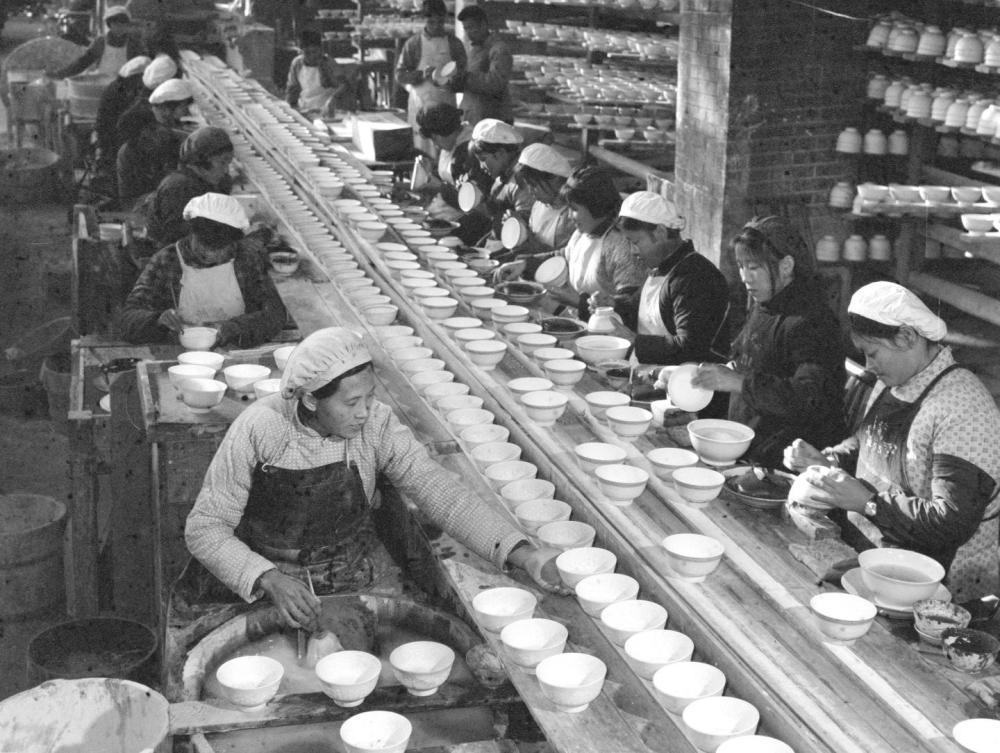↑ 1978年，景德鎮(zhèn)為民瓷廠工人生產(chǎn)日用瓷。