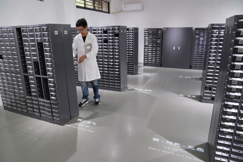 ↑工作人員在古陶瓷基因庫里工作（2023年5月16日攝）。