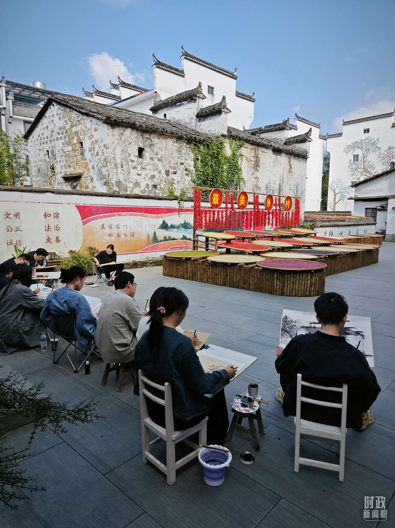 △來(lái)自中國(guó)美術(shù)學(xué)院的同學(xué)在石門村寫生。（總臺(tái)央視記者郁振一拍攝）