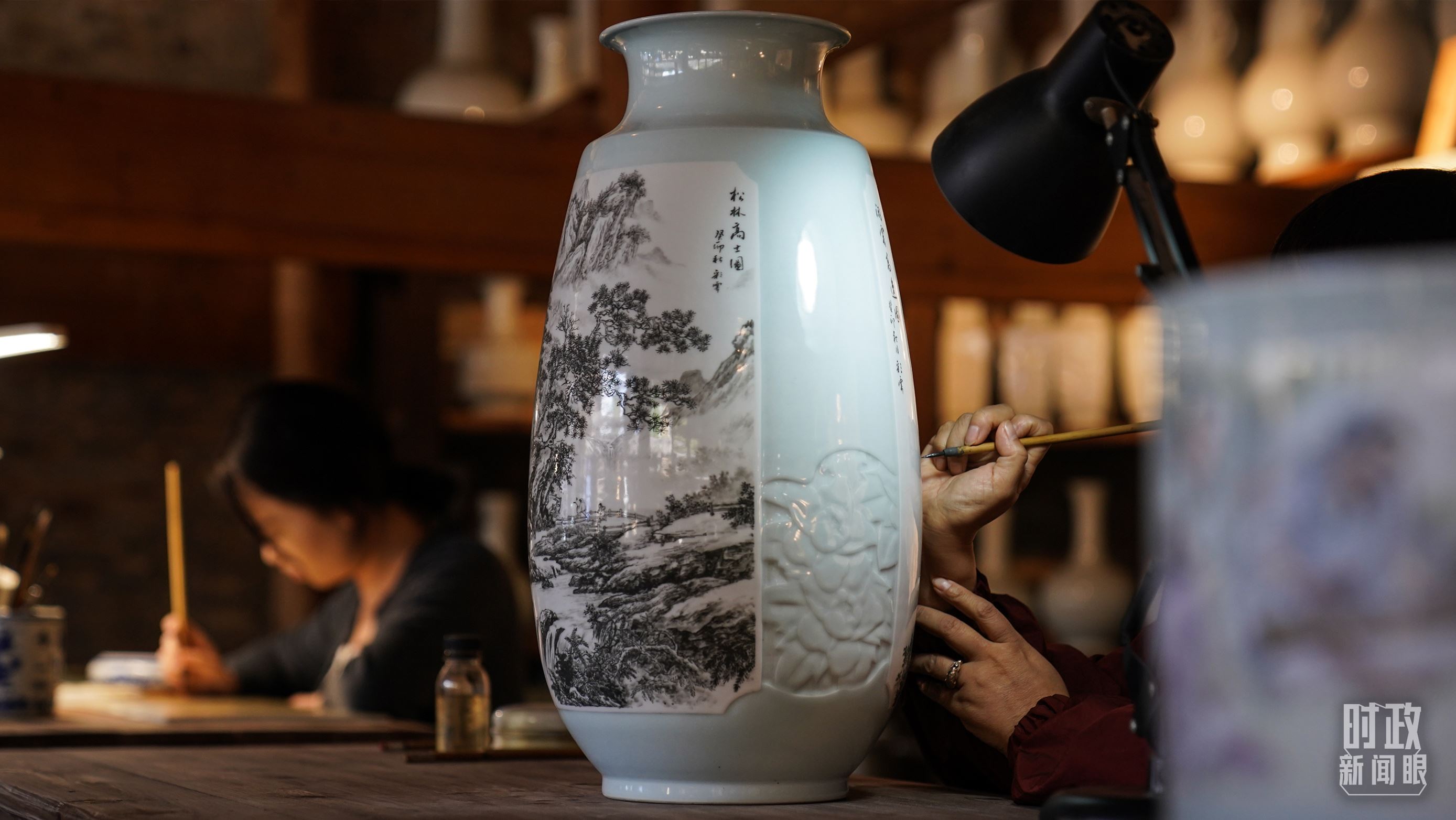 △陶瓷畫師正在繪制瓷器。（總臺(tái)國(guó)廣記者李晉拍攝）