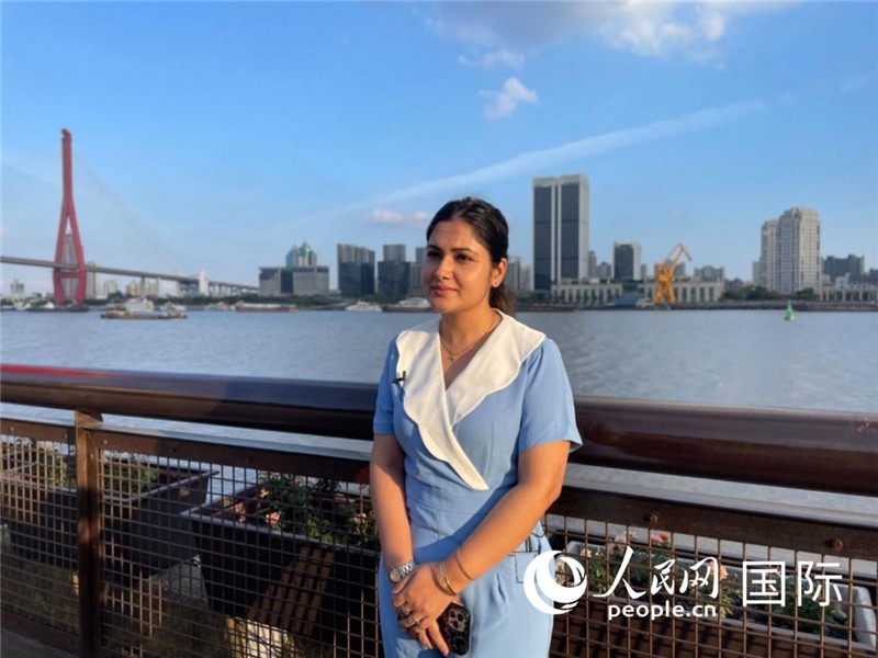 孟加拉國(guó)Channel24電視頻道主持人伊斯拉特·阿敏在上海市楊浦濱江接受采訪。 人民網(wǎng)記者 張榮攝