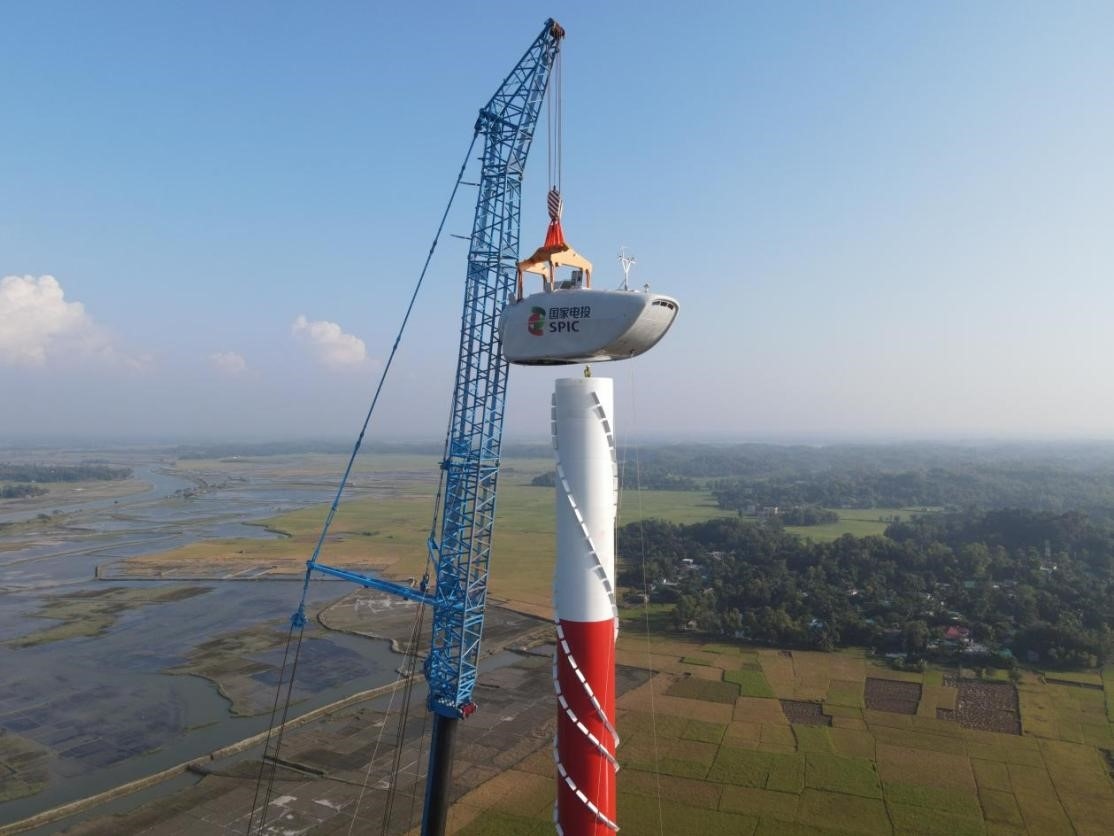 孟加拉國科巴風電項目首臺風機吊裝。國家電投供圖